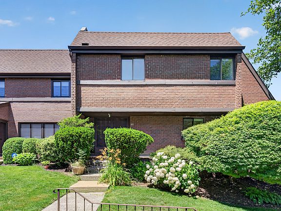 3rd image of 46 Acorn Ponds Dr #46
