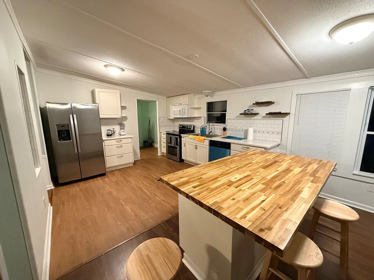 1 bed, 1.0 bath, 2300 sqft, $1,274 — Photo 2