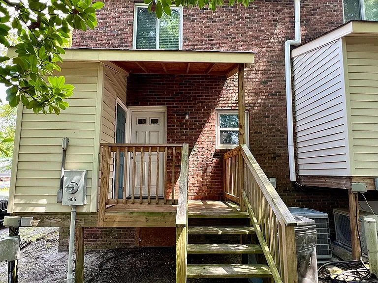 605 Picadilly Sq — Photo 19