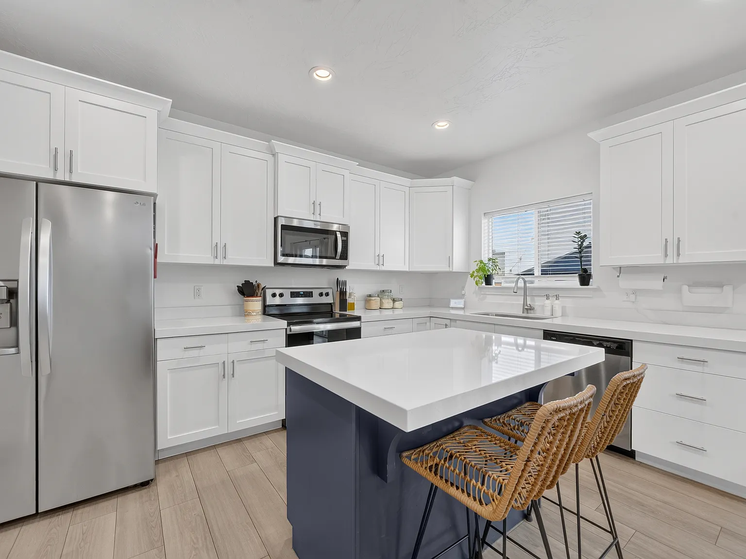 3 bed, 2.5 bath, 1937 sqft, $2,300 — Photo 3