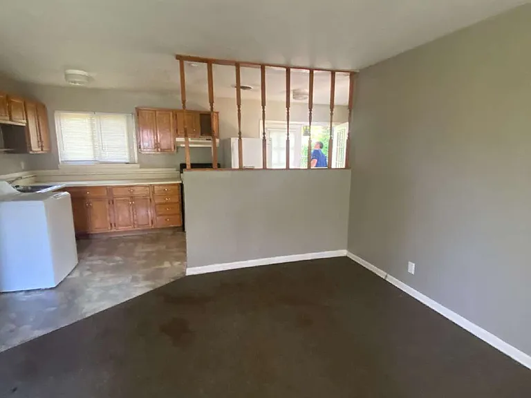 1305 Collins Dr — Photo 2