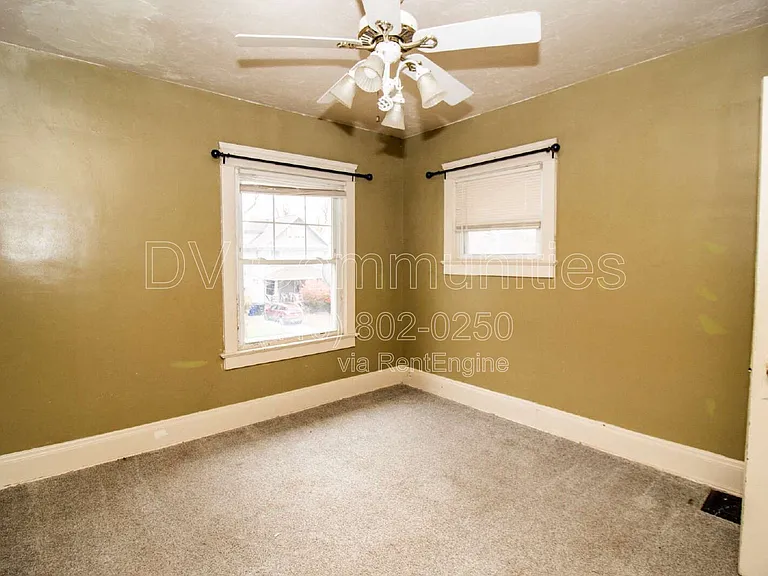 9711 Parmelee Ave — Photo 12
