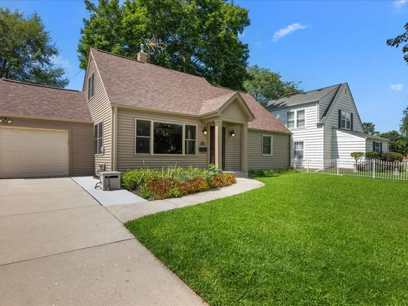 207 S Randall Rd, Aurora, IL 60506