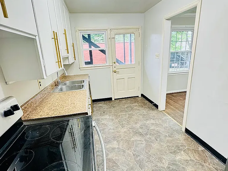 1602 Waltham Rd — Photo 3