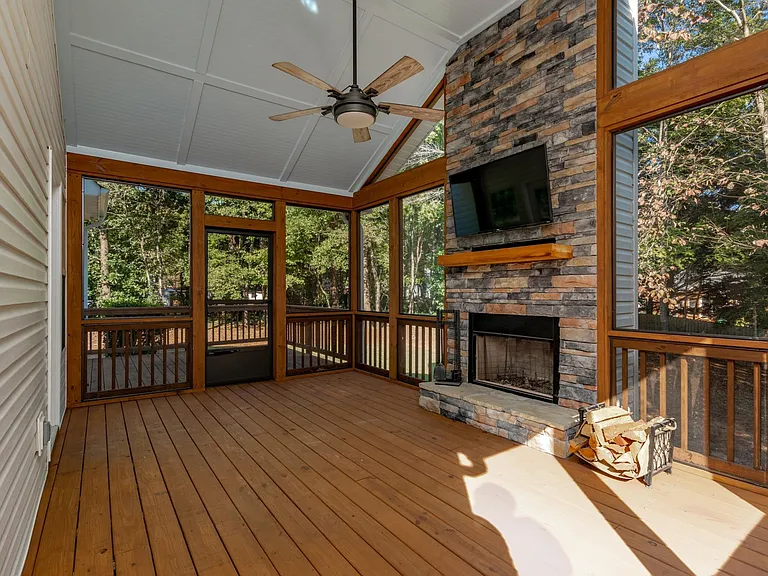 325 Dobbs Rd — Photo 2