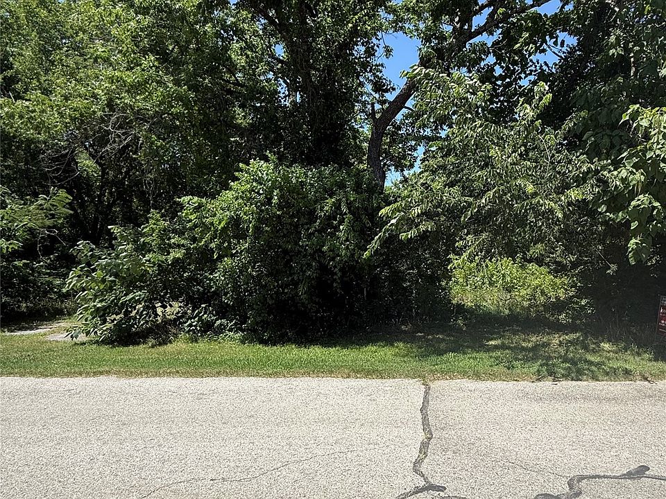 2nd image of 121 E Davis Ave