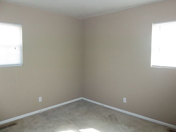 4th image of 1302 Columbus Dr