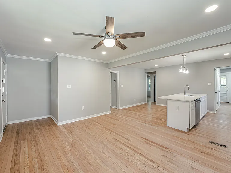 1404 Landis Dr — Photo 3