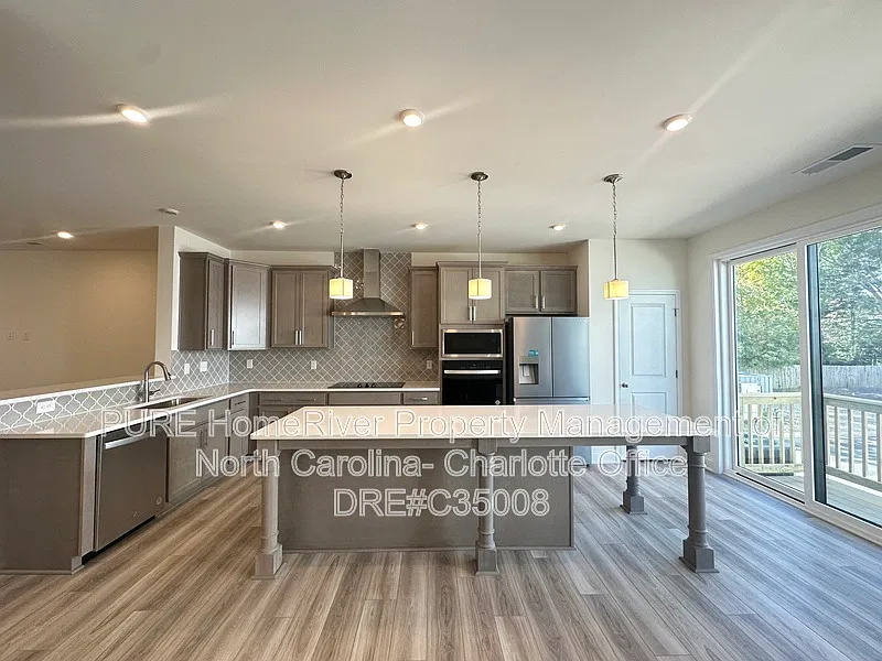 4 bed, 4.0 bath, 1886 sqft, $3,100 — Photo 4