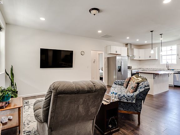 3rd image of 1332 SE Strong Ave