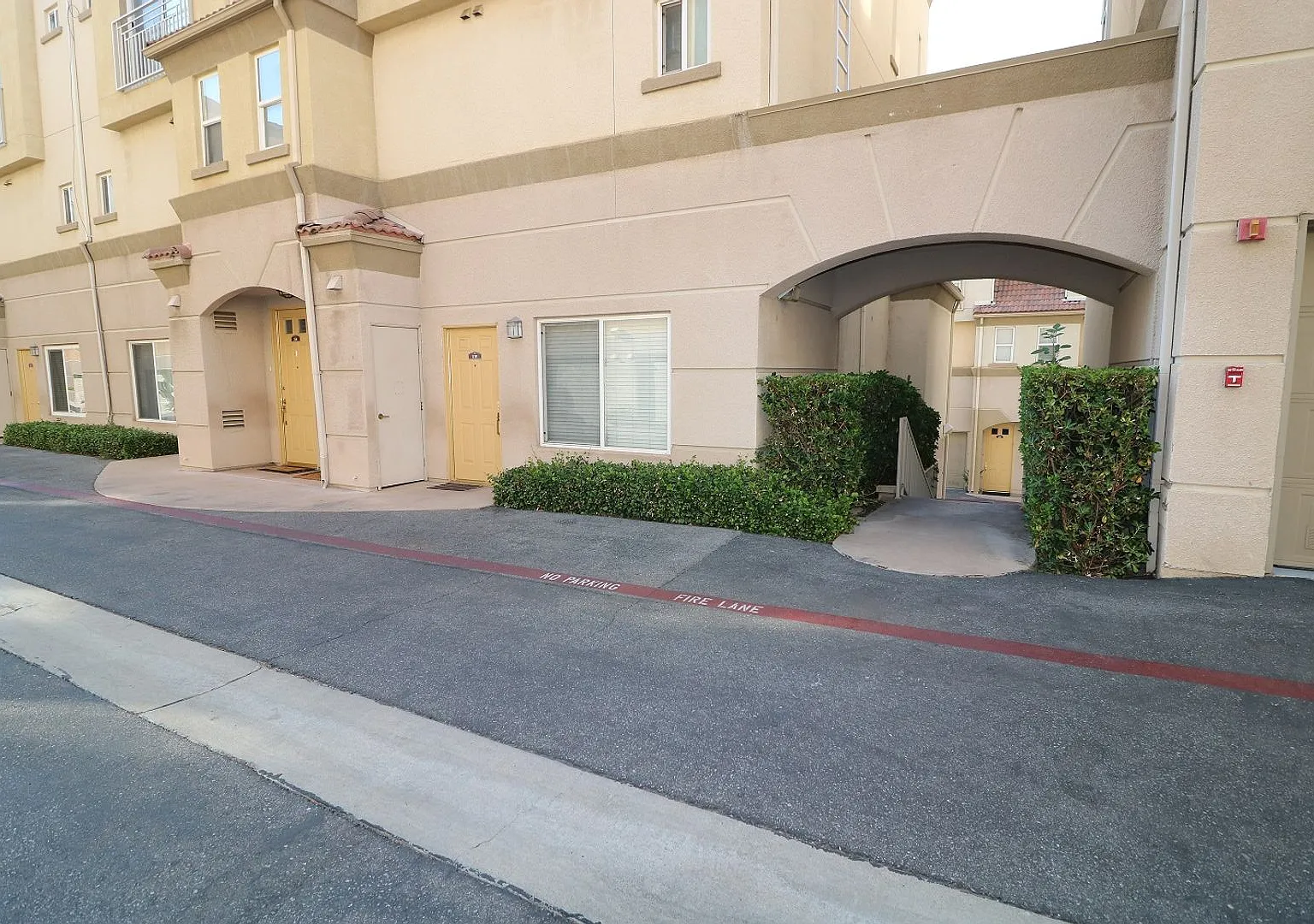 Gorgeous town home style condo on the south of Ventura Blvd. — Photo 3