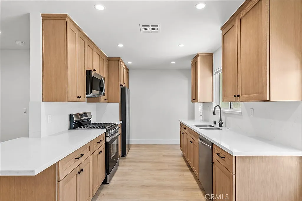 3 bed, 1250 sqft, $4,500 — Photo 4