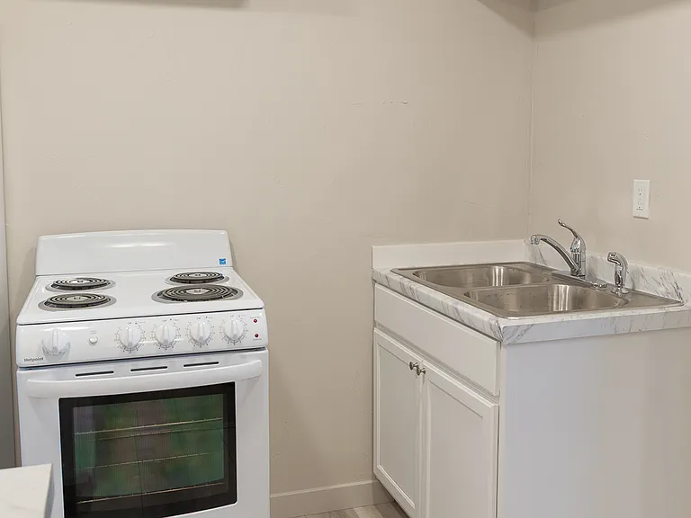 425 SE 2nd St #3 — Photo 8