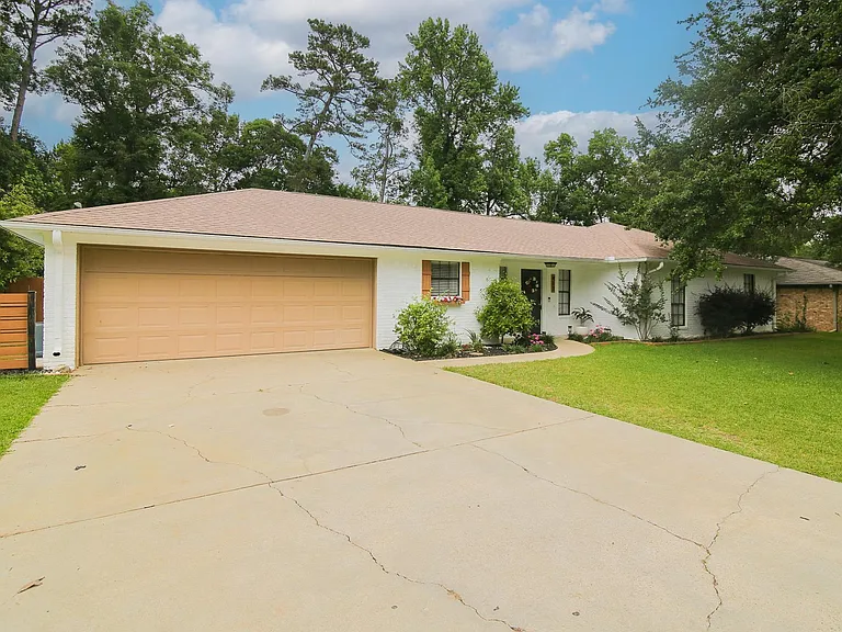 413 Woodway Ln — Photo 2