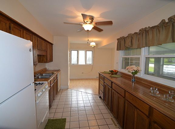 3rd image of 194 Cedarwood Ln