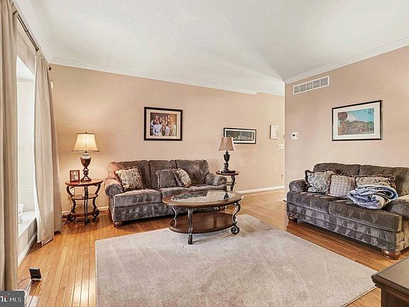 3rd image of 981 Independence Ln #20