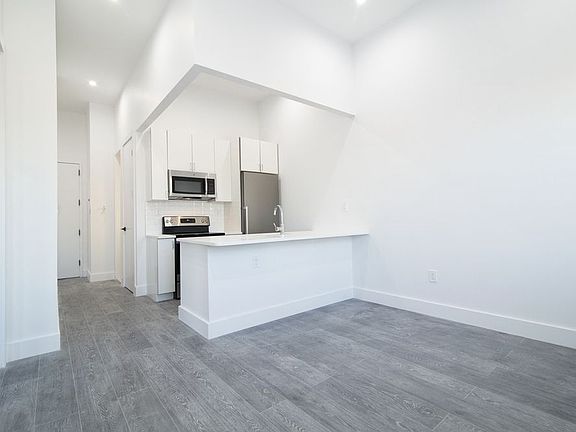 2nd image of 206 Nassau Ave APT 4