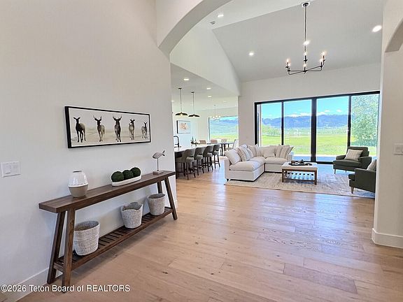 5th image of 371 Desert Fox Ln