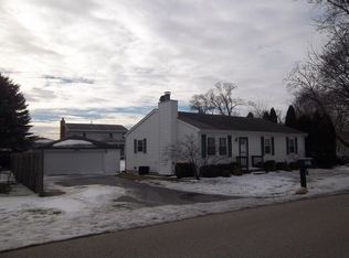 401 W Riverside Dr, Lakemoor, IL 60051