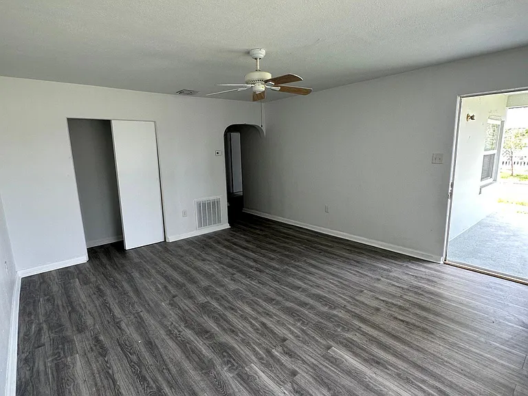 526 Sumner St — Photo 5