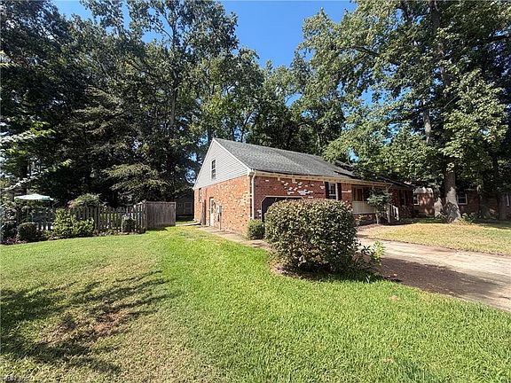 2nd image of 620 Emerald Ct