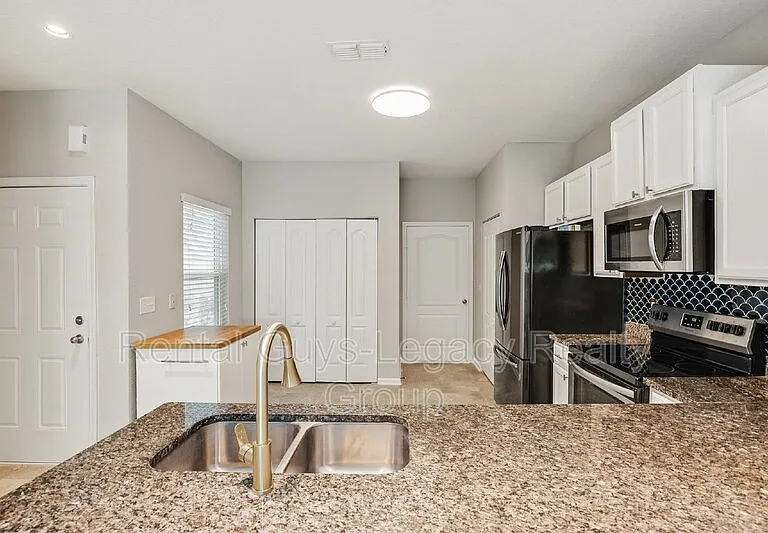 425 Servia Dr — Photo 5