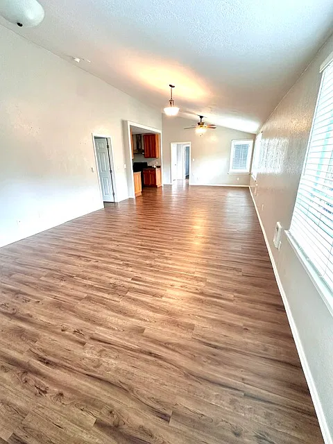 407 2nd St SE