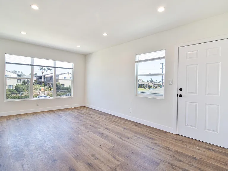 10817 S Western Ave — Photo 3