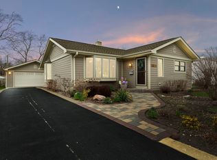 2408 Sigwalt St, Rolling Meadows, IL 60008