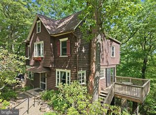 90 Oak Ln, Pocono Manor, PA 18349