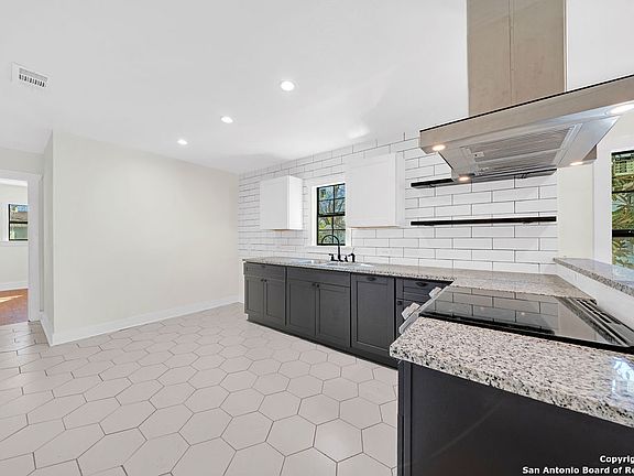 5th image of 1326 W Malone
