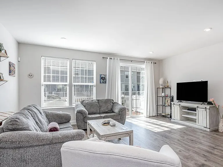 1825 Sag Harbor Ln — Photo 9