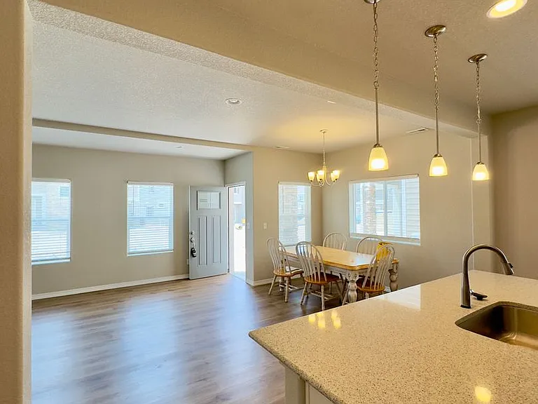 6063 Magma Hts — Photo 3