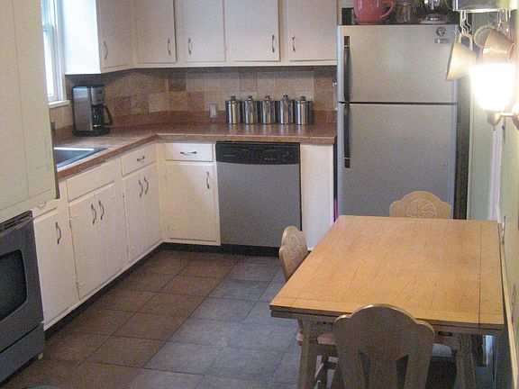 Eat in Kitchen, fridge and dishwasher stay