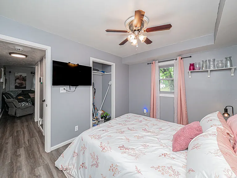 224 W Chestnut St — Photo 20