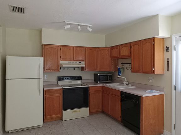 4th image of 1127 Highland St S