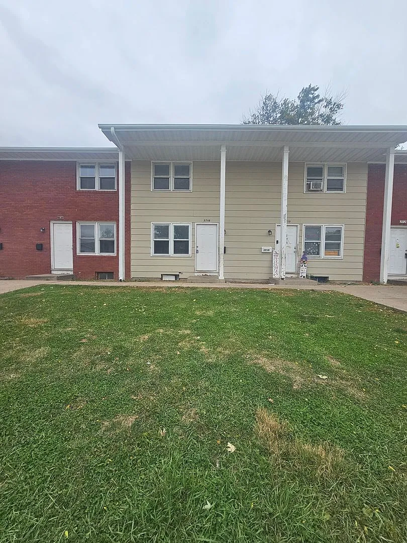 Building Photo - 2704-2712 Magnolia Dr