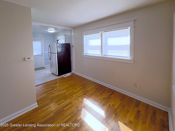 4th image of 820 E Greenlawn Ave