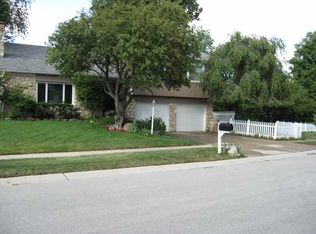 25 E Sunblest Ct, Fishers, IN 46038