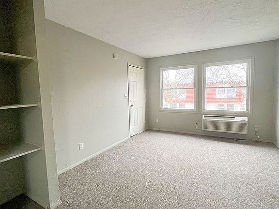 3rd image of 824 E Wyman Ave #9