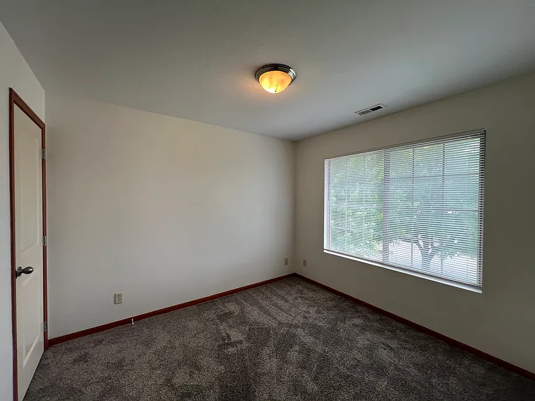 480 SE Waco Pl — Photo 13