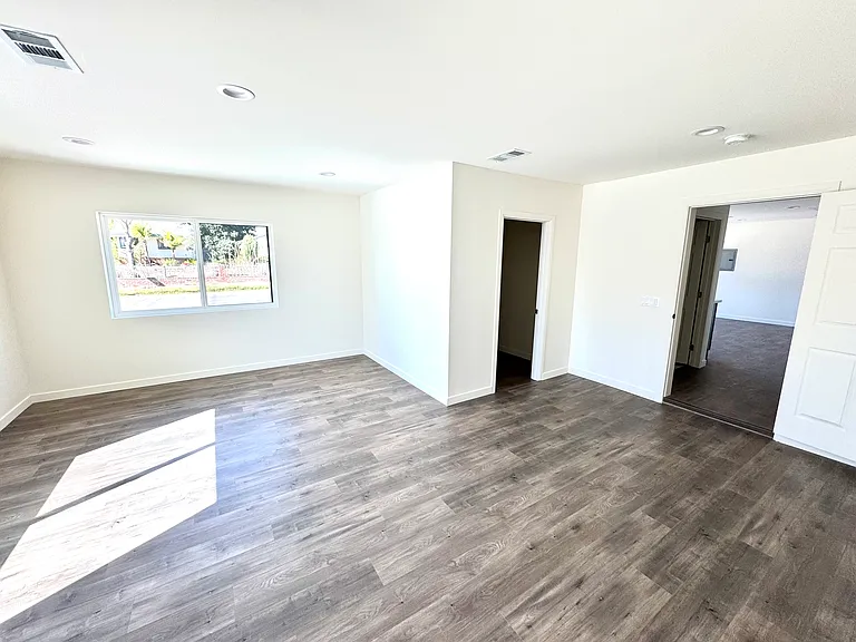 16529 San Fernando Mission Blvd — Photo 7