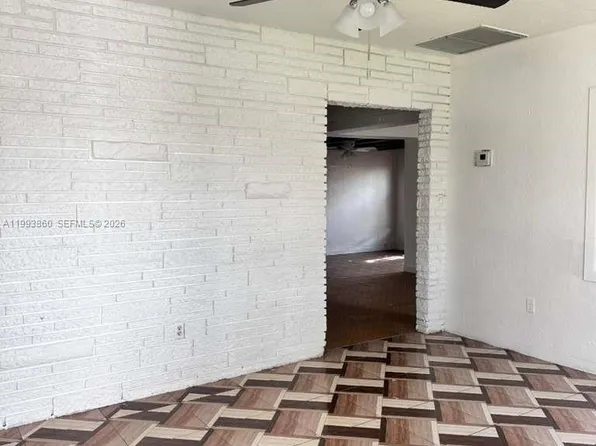 576 NW 147th St, Miami, FL 33168