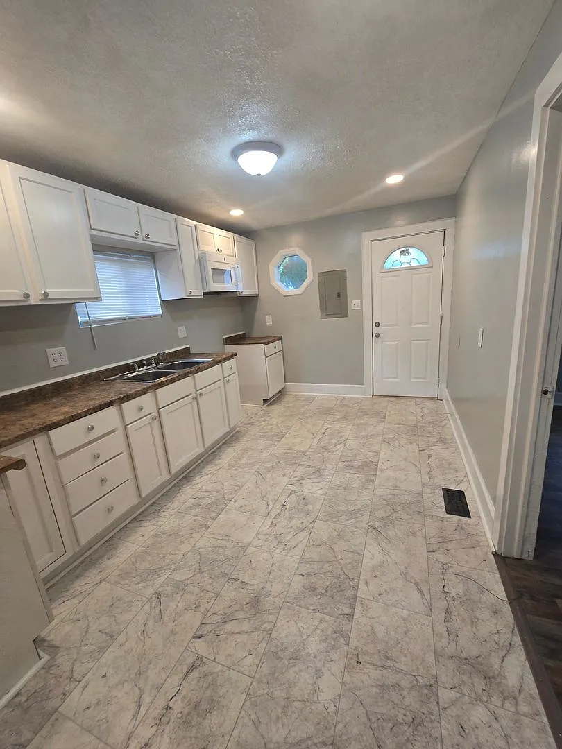 Newly Remodeled Westside Two Bedroom Riverside and and 30th Street — Photo 1