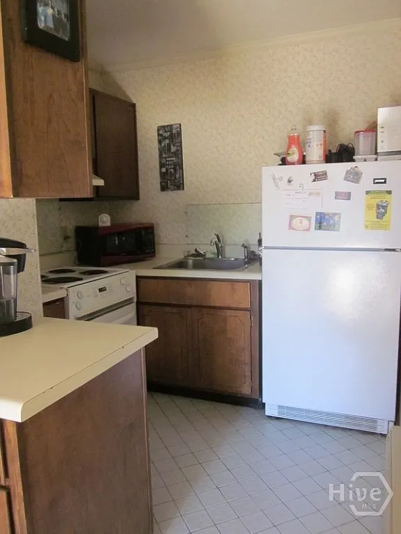 Building Photo - 247 E Cloverhurst Ave #2