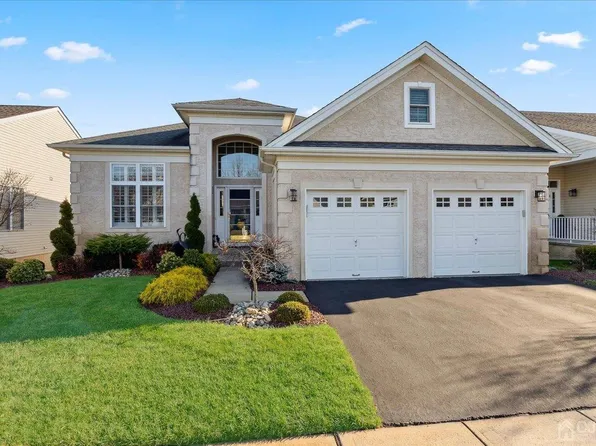 19 Country Club Dr, Monroe Township, NJ 08831