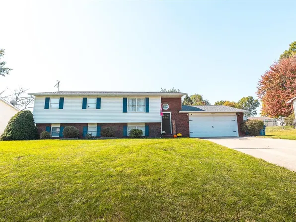 1008 Briarwood Dr, Bethalto, IL 62010