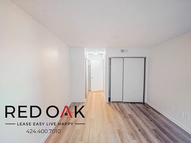 11817 Victory Blvd — Photo 3