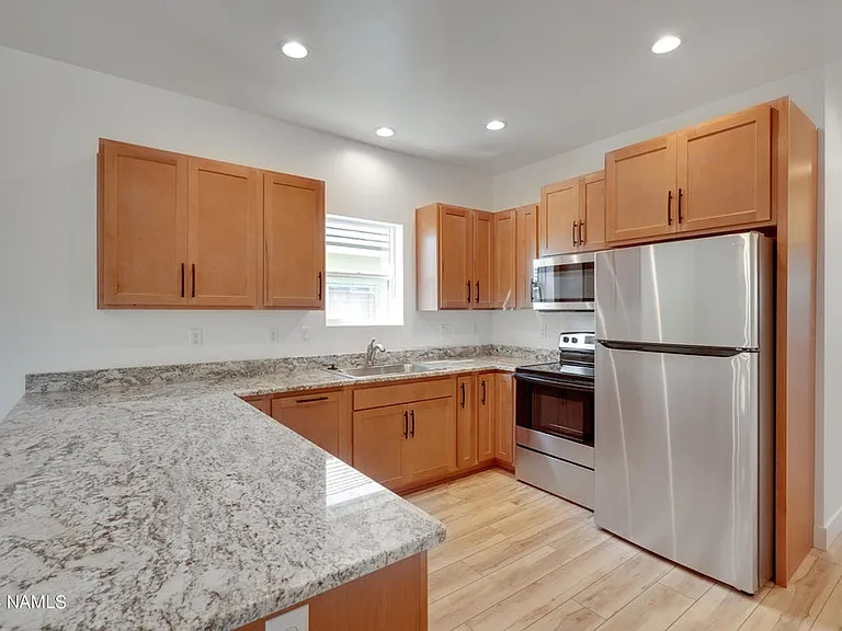 324 S 5th St — Photo 3