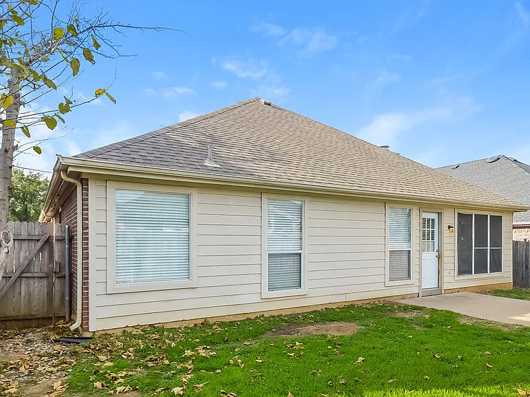 802 Lake Bridge Dr — Photo 15